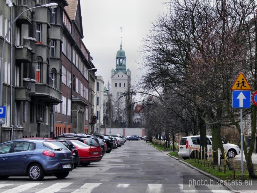 Widok z Placu Mickiewicza na wieżę Zamku Piastowskiego.