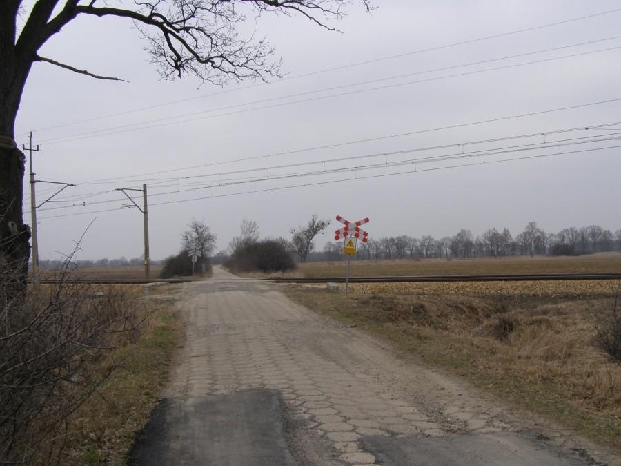 Przejazd kolejowy na drodze do Miłoszyna