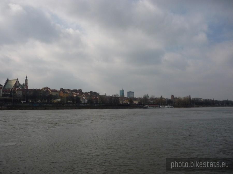 Widok na drugi brzeg ze środka Wisły