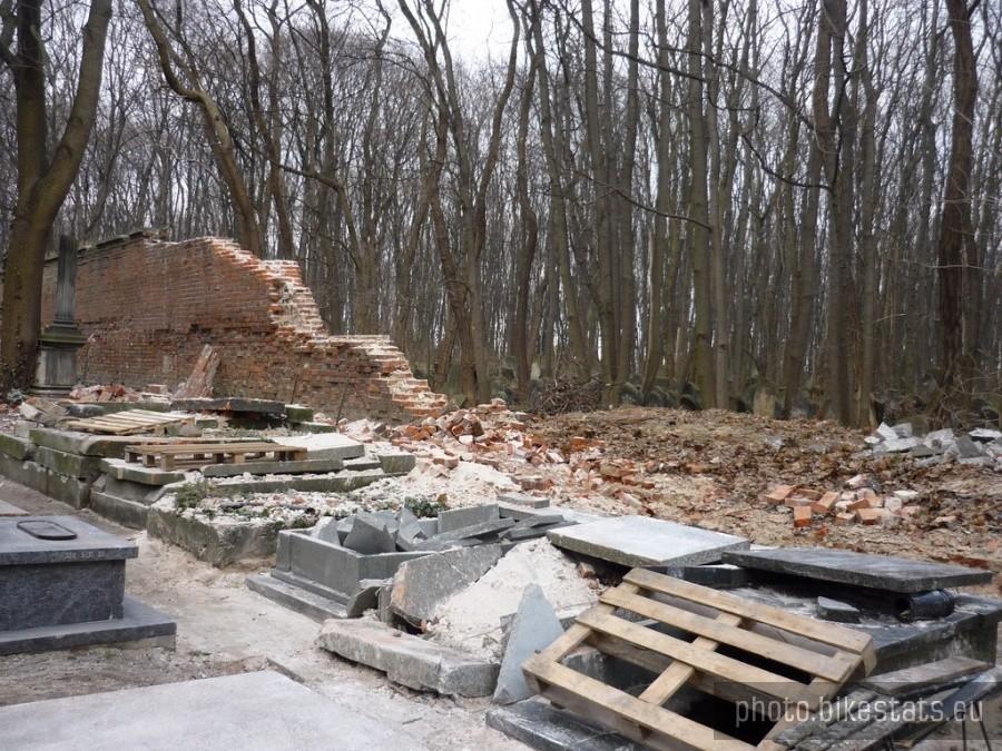 Rozwalony mur cmentarza na Powązkach