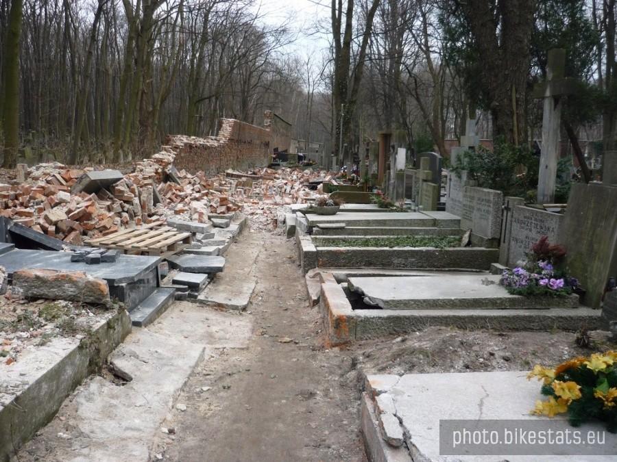 Rozwalony mur cmentarza na Powązkach 2