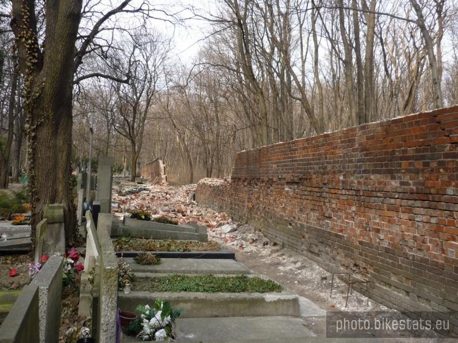 Rozwalony mur cmentarza na Powązkach 3