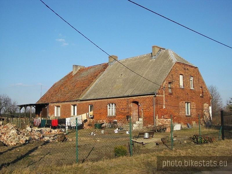 Kołatka - stary, ceglany dom.