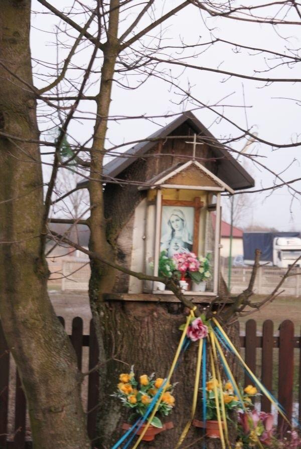 kapliczka w Dąbrowej