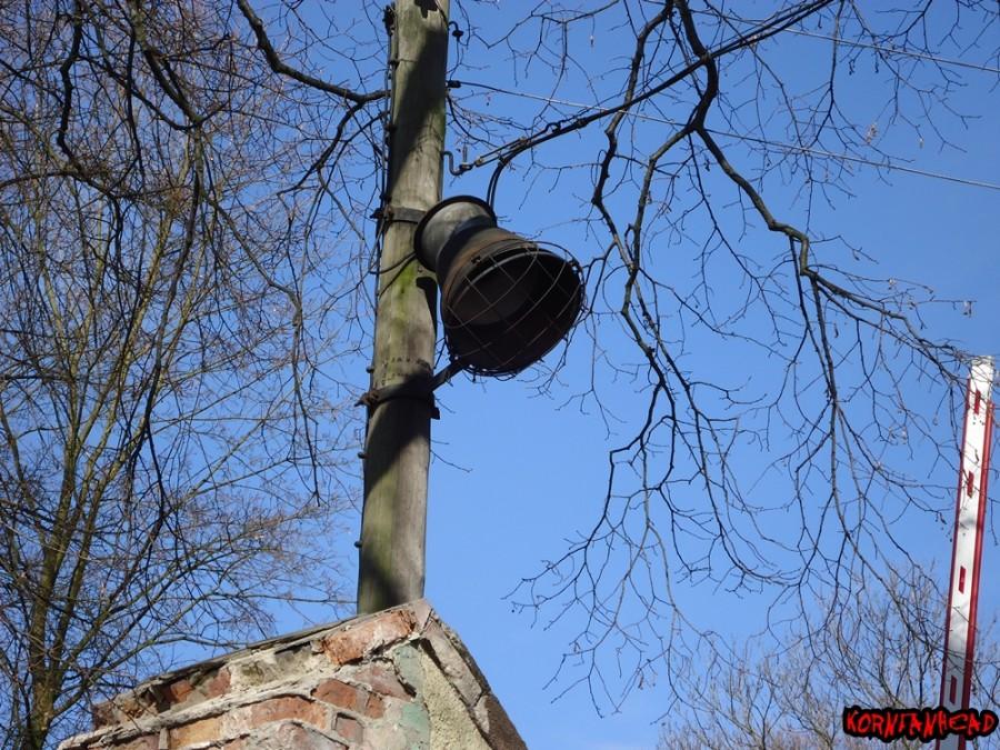 Takiej lampy nie powstydziła by się nie jedna baza wojskowa. Takie relikty pokazują że w PRL wiele rzeczy robiono z rozmachem.