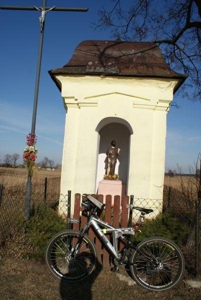 sympatyczna kapliczka w Wielkiej Woli