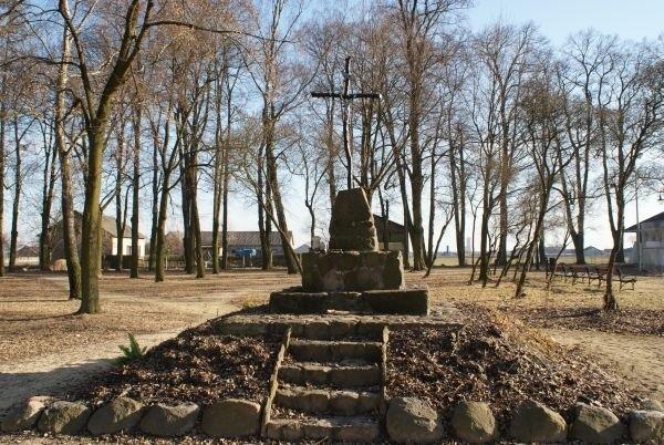 krzyż w parku w Czerniewicach