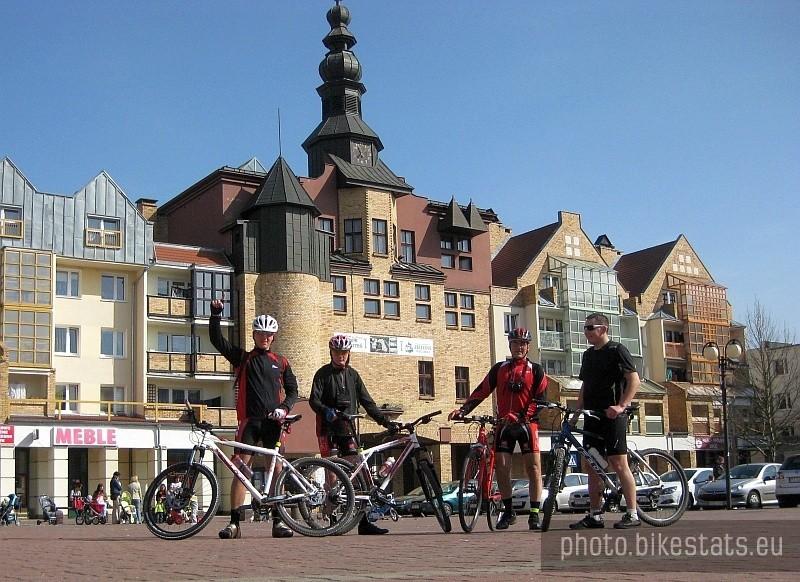 Rynek w Murowanej Goślinie i ekipa w komplecie