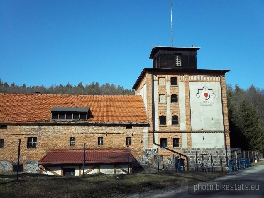 Tytułowy młyn w Szadowskim Młynie nad rzeką Liwą