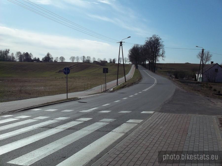 Kilka kawałków ścieżki przy ruchliwej drodze w Liczu