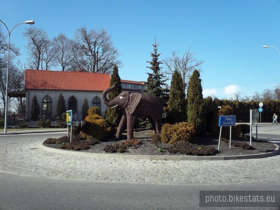 Wiklinowy słoń na rondzie w Kwidzynie