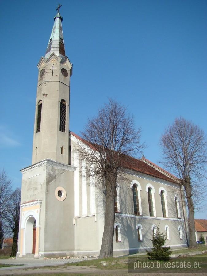 Jeden z dwóch kościołów w Nielubi