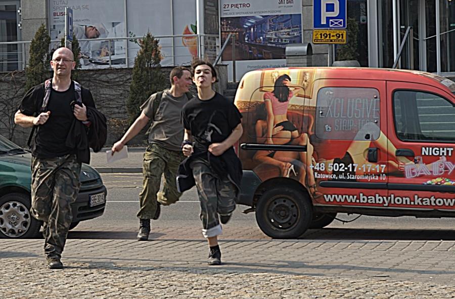 Chyba się domyślam czemu tacy szczęśliwi
