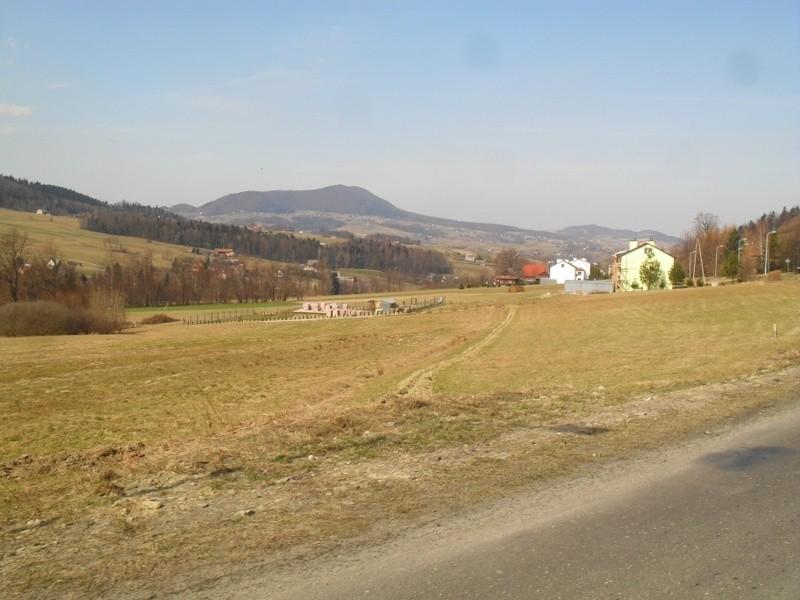 Podjazd, spojrzenie za siebie, w tle góra Chełm