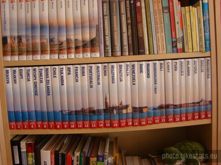fragment biblioteki kolegi w której sa książki z miejsc gdzie był i gdzie planuje pojechać.