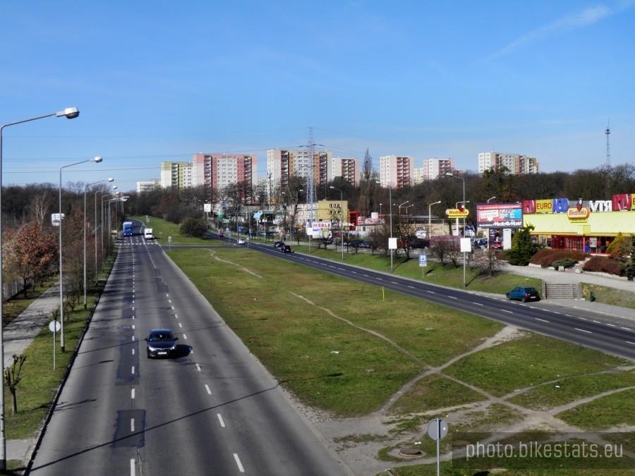 Na horyzoncie Osiedle Przyjaźni, widok spod Turzyna.