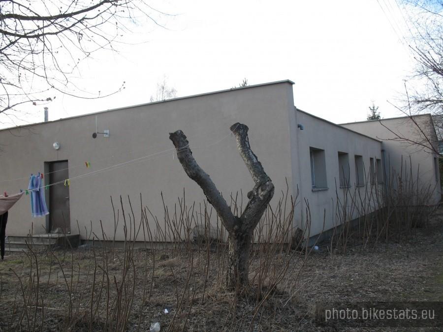 dawne budynki zaplecza techniczno- socjalnego zamienione na mieszkania komunalne