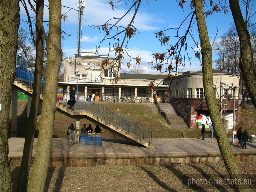 rzut oka na budynek stacji kolejowej Piaseczno PKP- z końca lat 20 tych ubiegłego wieku