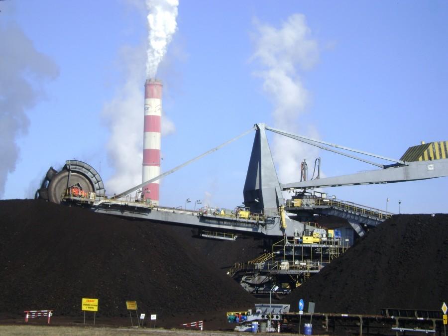 Duża koparka niedaleko Elektrowni Bełchatów