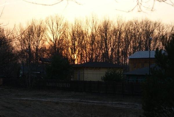 zachód na tle Skansenu Rzeki Pilcy w Tomaszowie