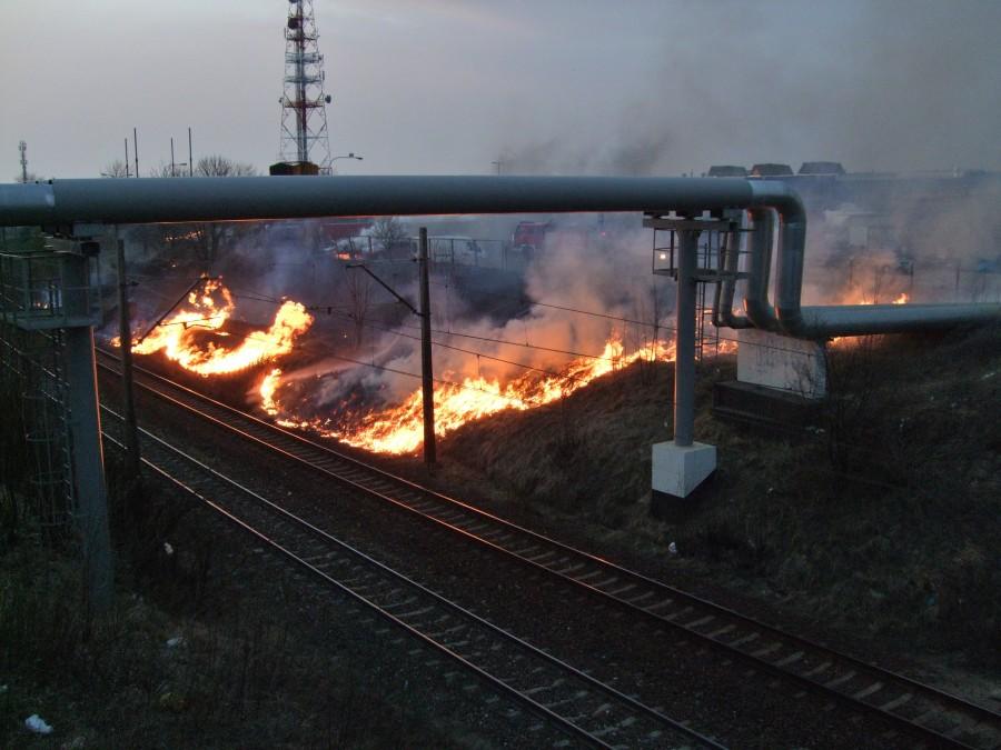 Pożar przy torach w Tczewie