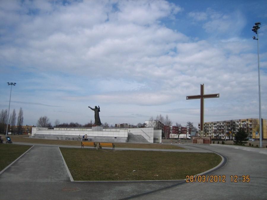 Dotarłem na plac przy ulicy Gwiezdnej, gdzie Ojciec Święty błogosławiony Jan Paweł II spotkał się z wiernymi 14.06.1999