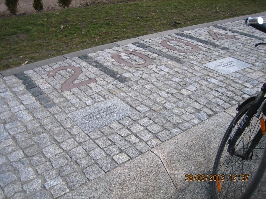 daty i tablice wkomponowane w bruk upamiętniają wszystkie podróże zagraniczne