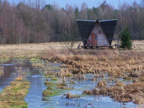 Dom nad rozlewiskiem, ewentualnie rozlewisko pod domem ;)