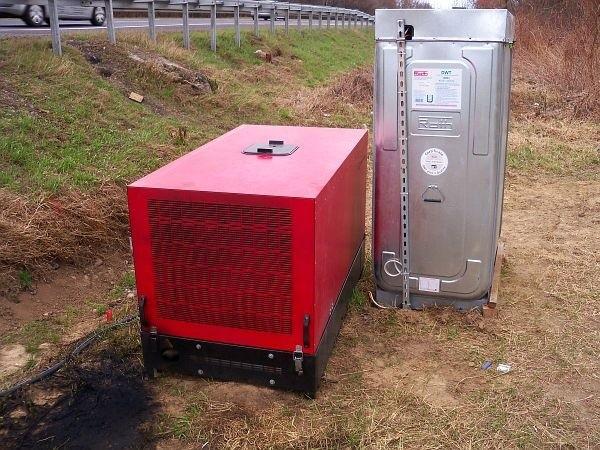 Agregat jednej z bramownic elektronicznego systemu poboru opłat, ciekawe czemu te bramki zasilane są w ten sposób, a nie zwyczajnie z sieci?