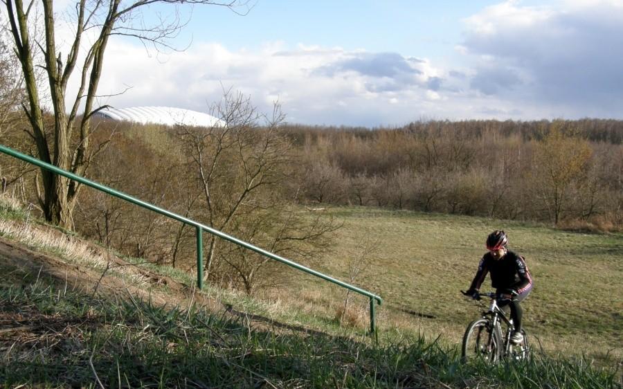 Troszkę grzania na podjeździku. W oddali kopuła Stadionu Miejskiego