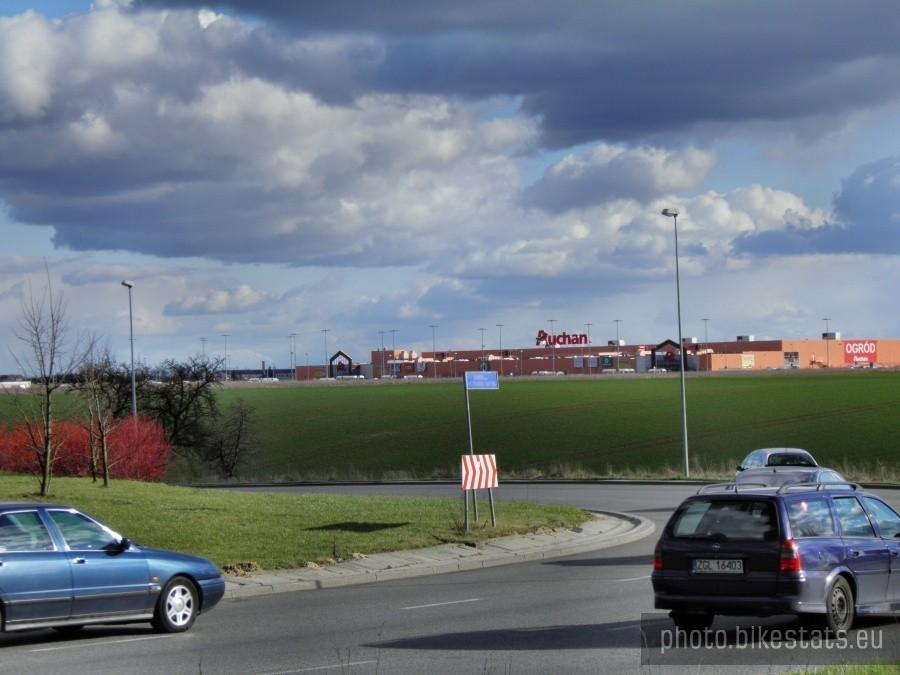 Rondo Hakena a na hoyzoncie hiperkarket Auchan.