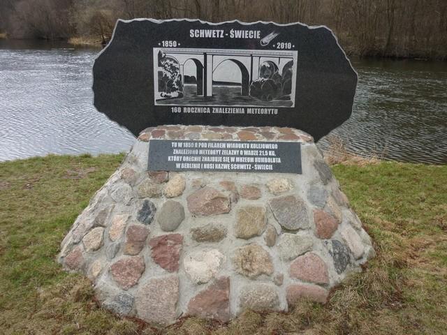 Obelisk upamiętniający "lądowanie" meteorytu