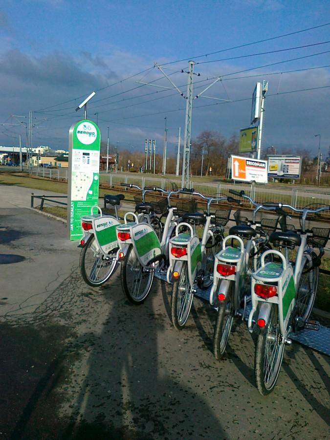 punkt wypożyczania rowerów przy skrzyżowaniu Połczyńskiej i Powstańców