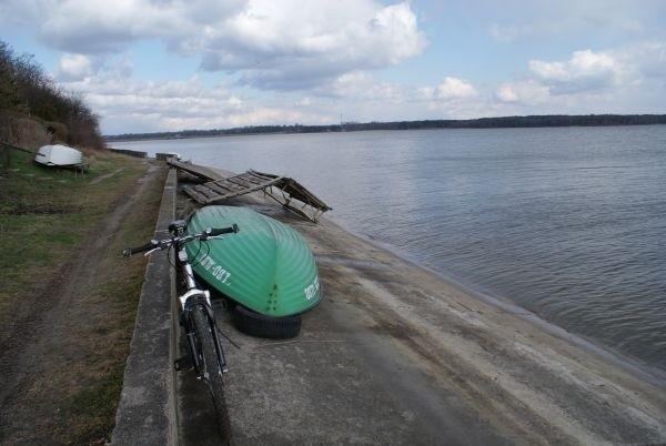 betonowa plaża na Starej Wsi, nad Zalewem Sulejowskim