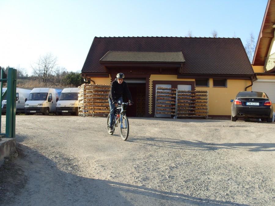 Przed ogniskiem zaopatrzenie się w pieczywo, zostawiłem to Ryjkowi podjechał pod piekarnię śmig myk i do plecaka 2 bochny i w nogi ;)).