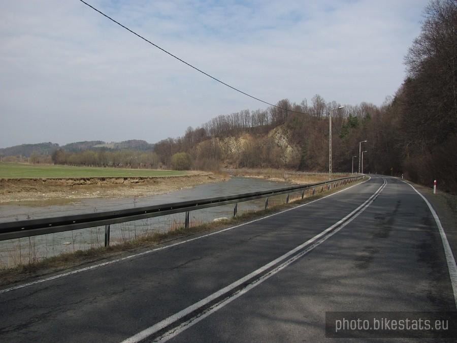 Dolina Białej za Zborowicami i kamieniołom nad drogą