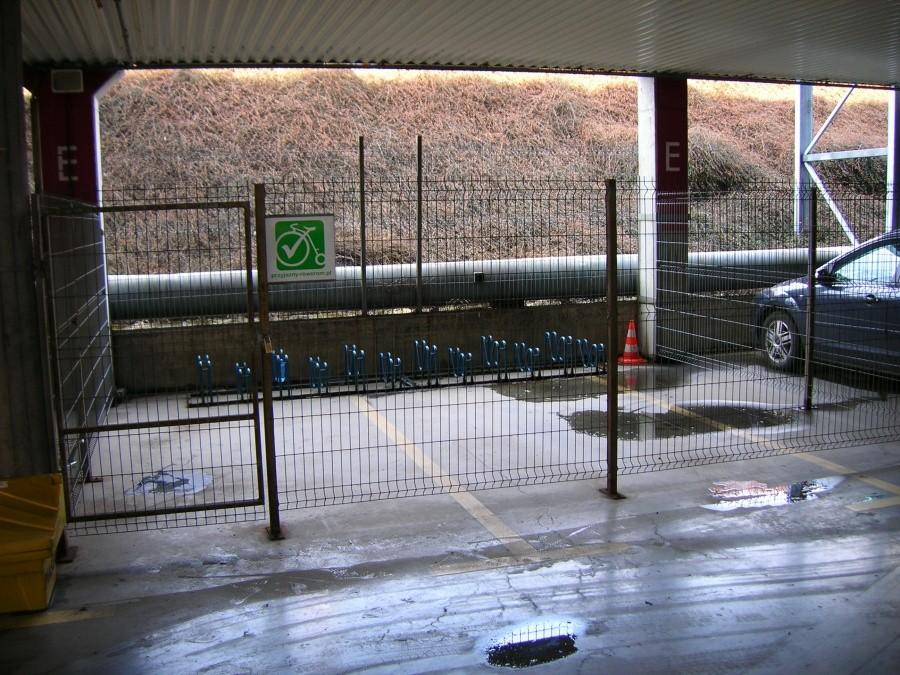 strzeżony parking rowerowy