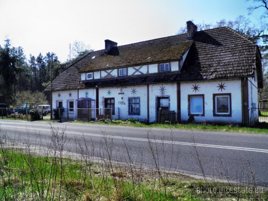 Warnołęka i budynek starannie utrzymany z 1924 roku.