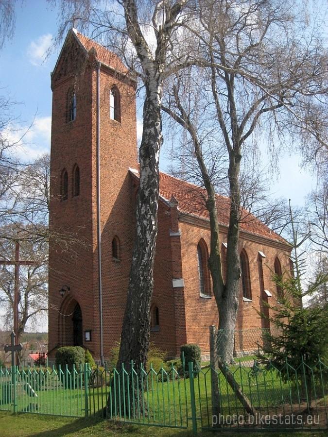Ceglany kościół w Imielnie