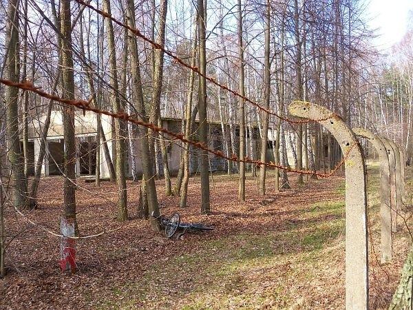 Opuszczony budynek w Kaliszkach, chyba dawny PGR, jak widać pilnie strzeżony :)