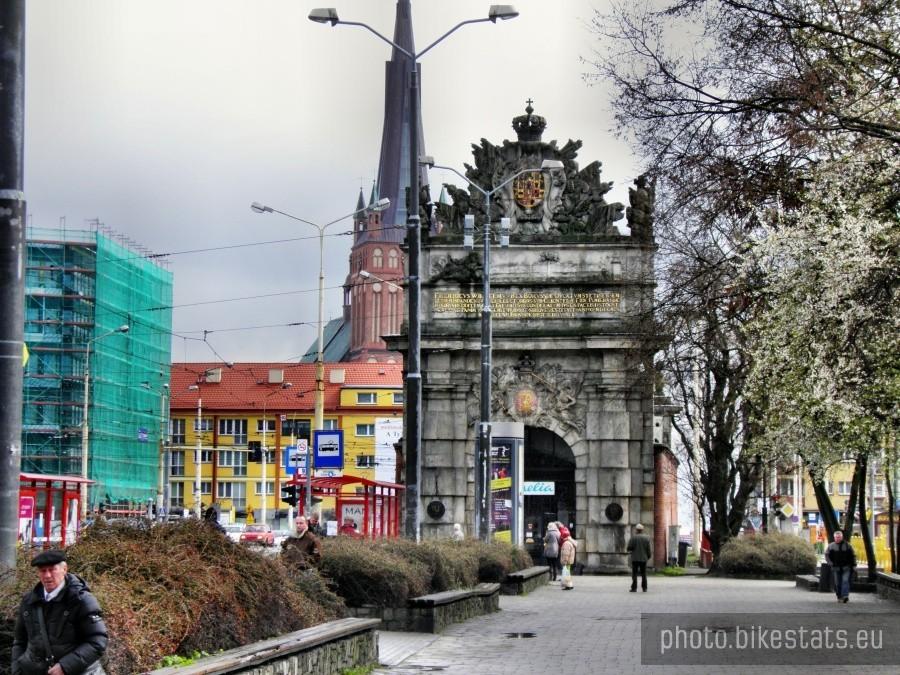 Brama Portowa w deszczową sobotę.