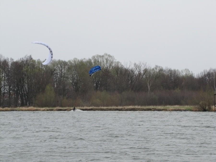 KITESURFING