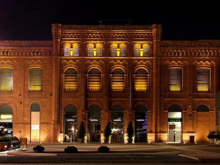Rynek Manufaktury nocą - dawny budynek tkalni zakładów Poznańskiego