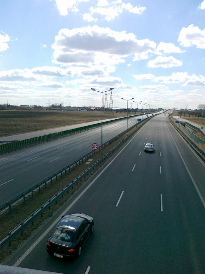 Widok na S8 z mostu na przejeździe