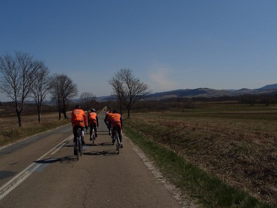 peleton mknie w stronę Żmigrodu