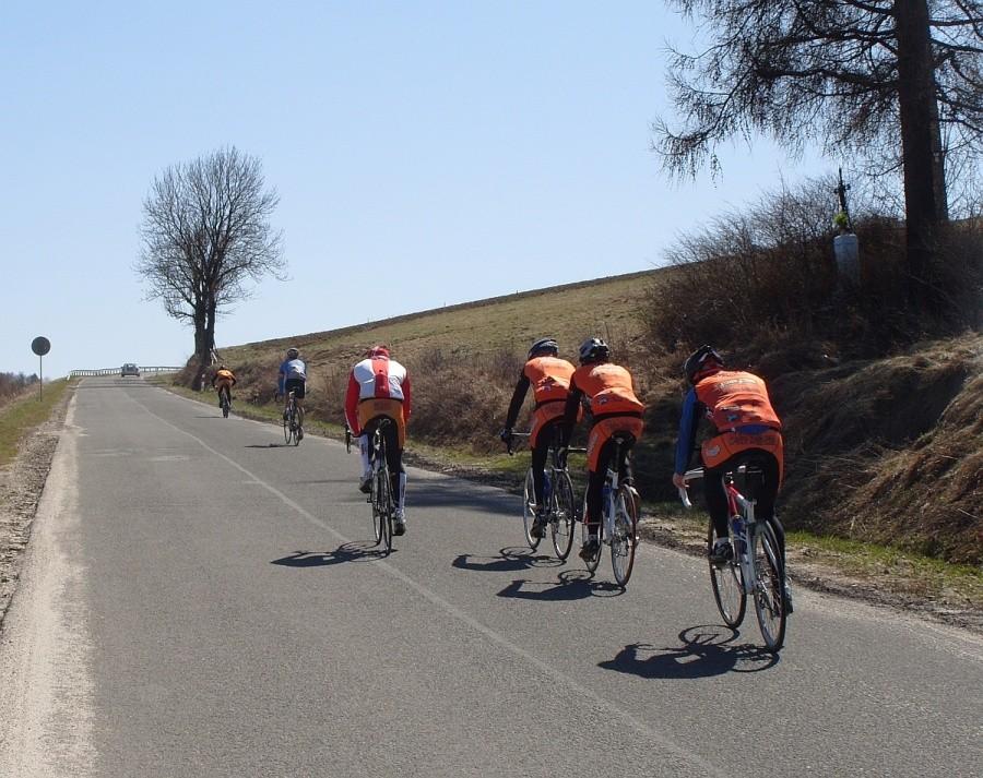 podjazd pod wiatr, peleton się rwie