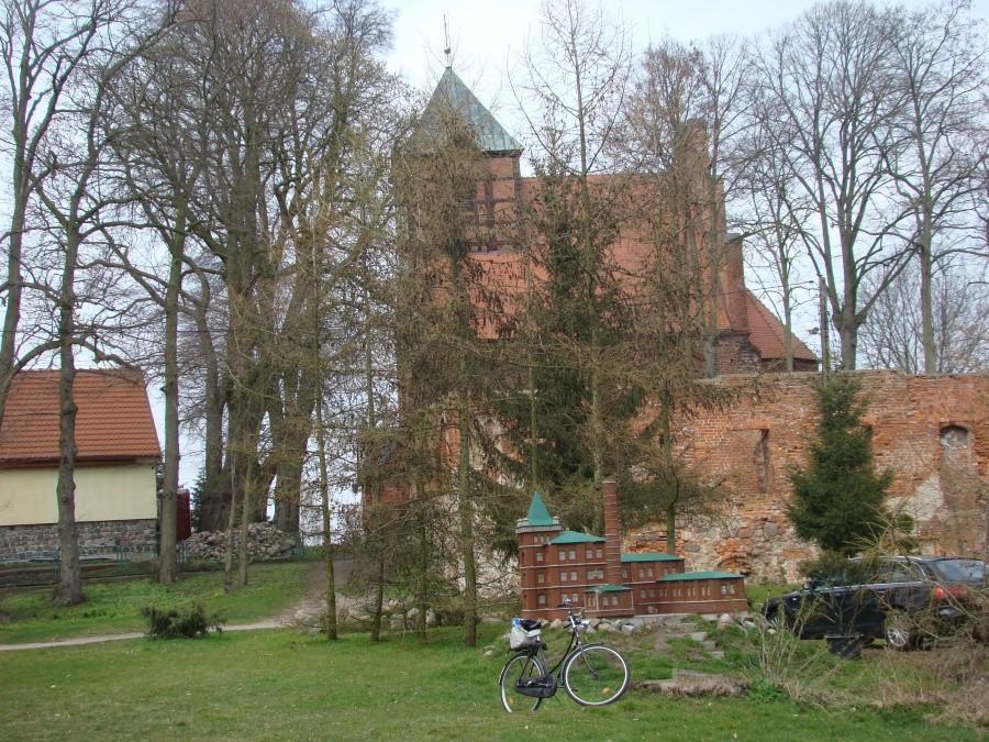 Jasienica , zabytkowy obiekt .............. w miniaturze na tle zabytku w pełnym wymiarze