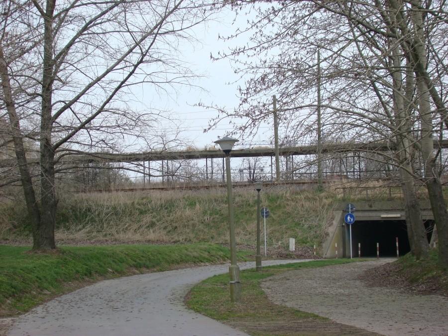 Przystanek kolejowy przy Z.CH.Police - ruina - widok od budynku dyrekcji Z.CH.Police