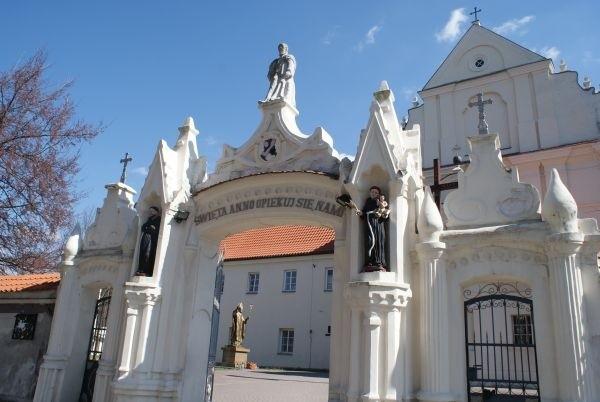 brama główna do Sanktuarium św. Anny w Smardzewicach