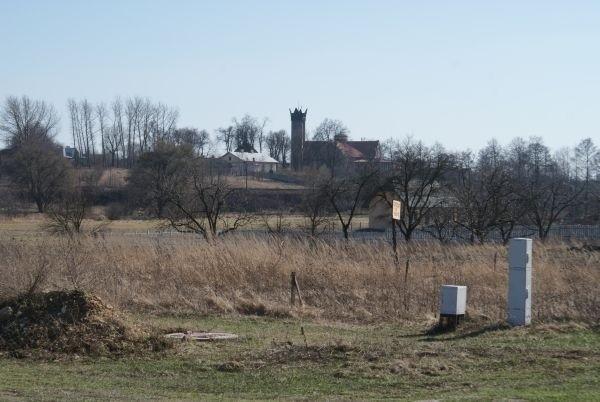 widok z czarnego na kościół w Białobrzegach